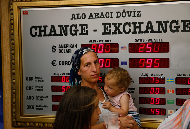トルコリラが急落し、トルコ経済は混乱している