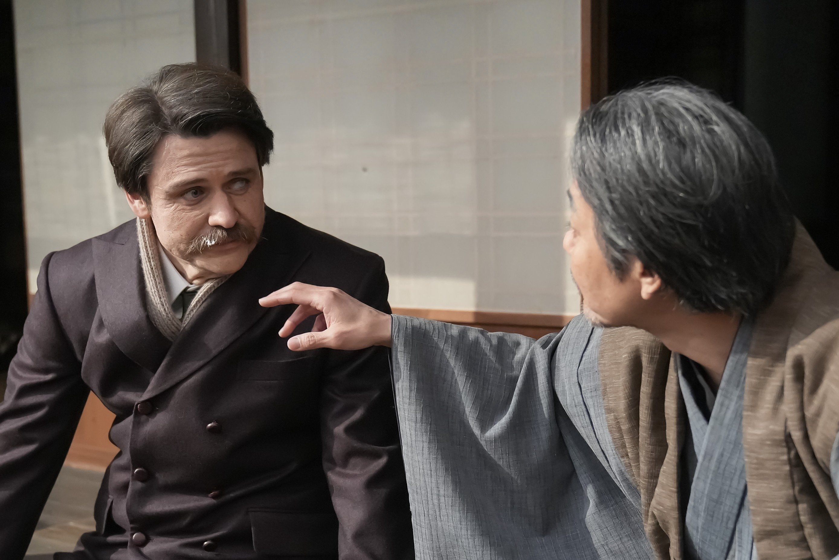 高石あかり＆トミー・バストウ激変！髪の毛も、首筋のたるみも…特殊メイクで“50代の老け顔”に〈ばけばけ第116回〉