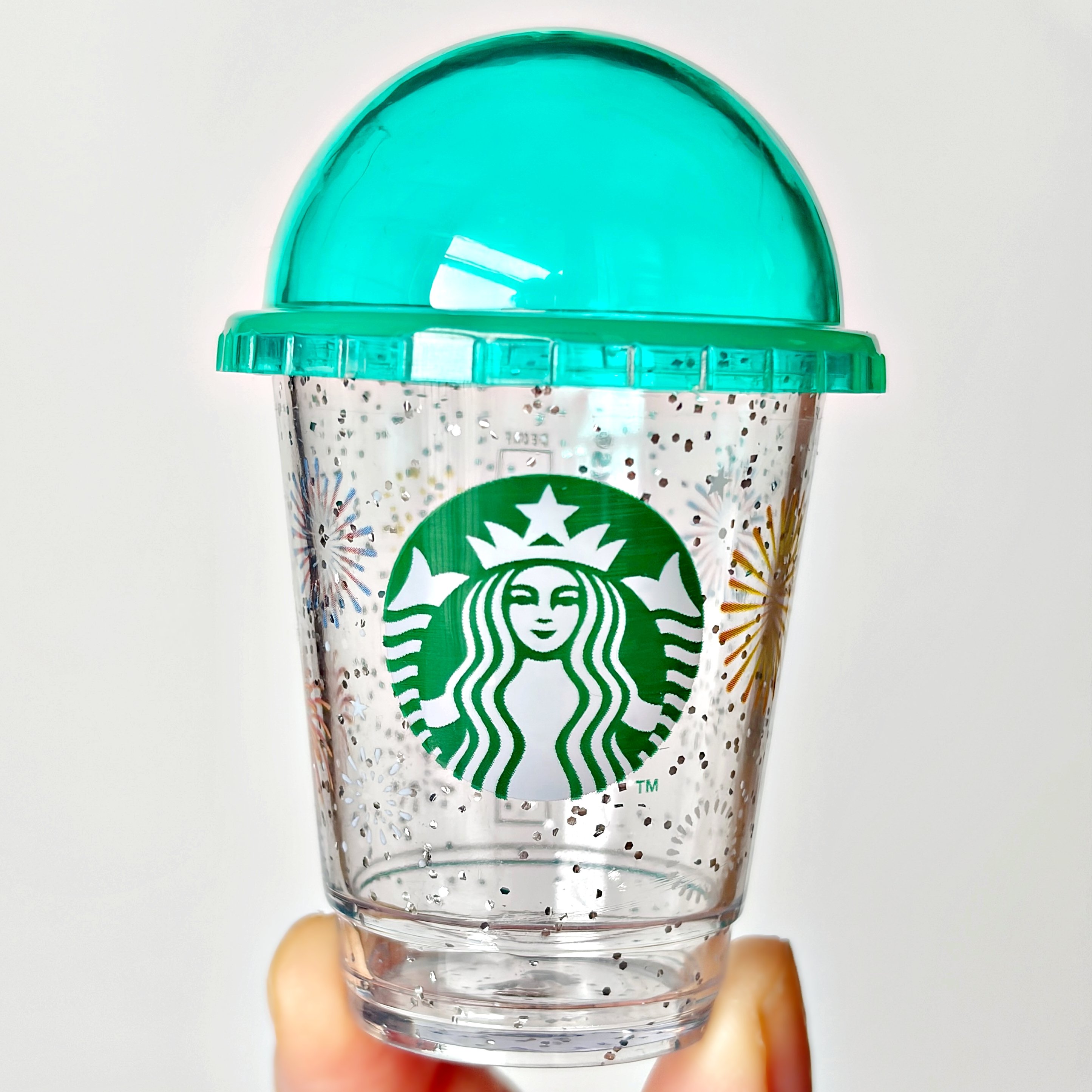 【スタバ】「つい買っちゃった」「花火柄かわいい」夏限定の“夜空みたいなミニカップ＆ポーチ”ドリンク券付きで嬉しすぎる！《購入レビュー》