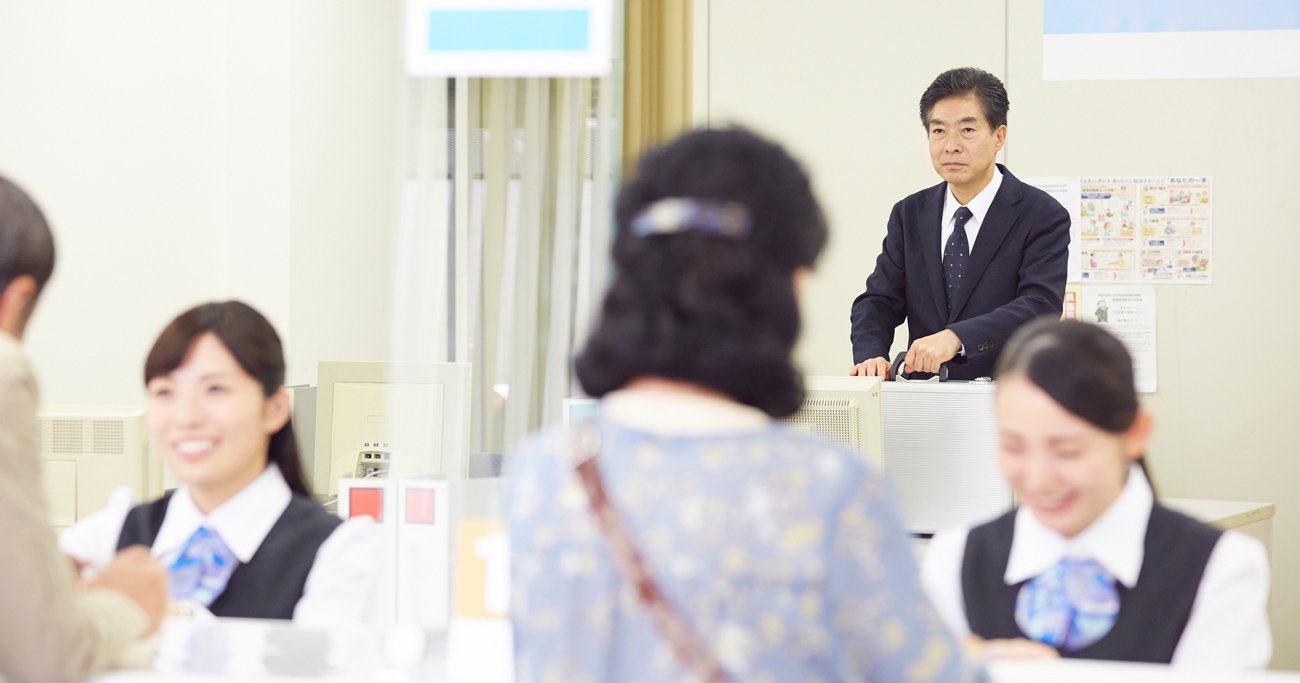 もはや「時代の遺物」？シャッター商店街にポツンと残るメガバンク、それでも撤退しない理由