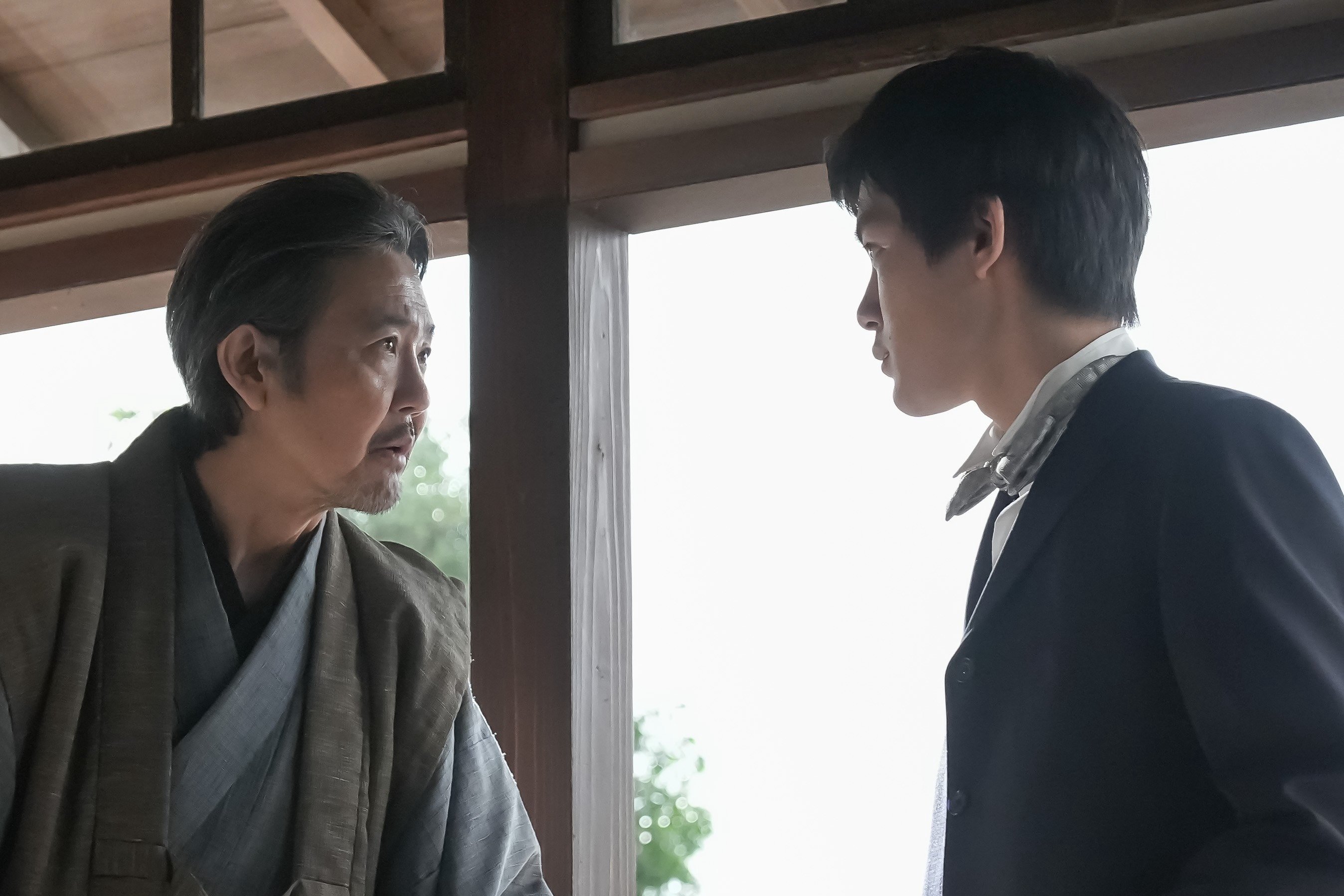 「シャラップ！」トミー・バストウの背中だけで1分弱！やさしいパパから一転「鬼の激怒」へ〈ばけばけ第118回〉