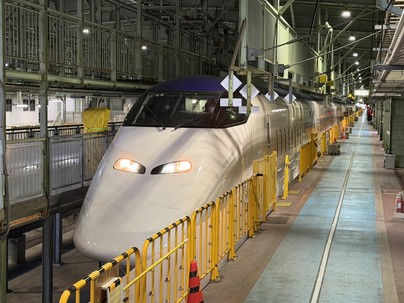 旧山形新幹線のE3系車両を改造した荷物専用新幹線