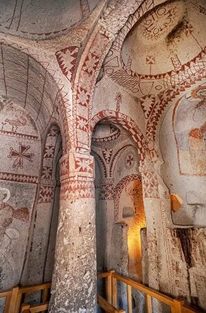 鮮やかな赤で図式化された壁画が残る聖バルバラ礼拝堂