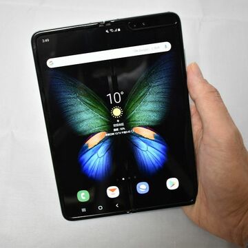 この超大画面をどう使う？ 24万円の折りたたみスマホ「Galaxy Fold」