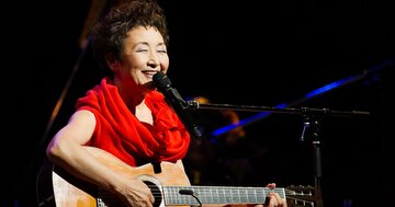 「そりゃ偶然すぎる…」加藤登紀子と亡き夫を結んだ、ゴスペラーズ・村上てつやの曲と“消えたギター”
