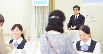 もはや「時代の遺物」？シャッター商店街にポツンと残るメガバンク、それでも撤退しない理由