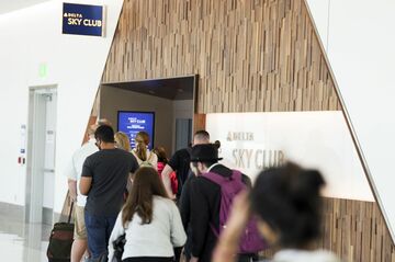 空港のラウンジ、シェアオフィスにあらず