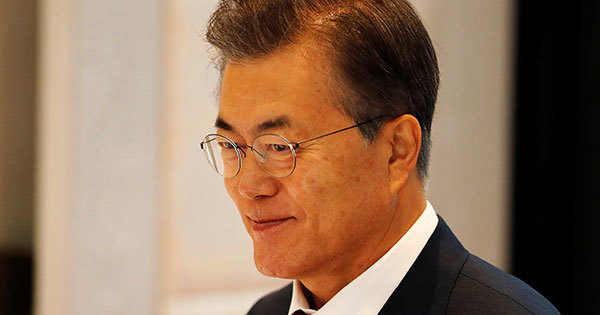 日韓合意見直しで支持率回復を図る文大統領の“駄々っ子”ぶり