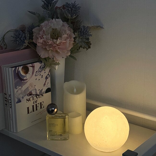 「330円なのすごいな…」ダイソー姉妹店で見つけた“お月様みたいなライト”が幻想的で美しい！「とても癒される」「インテリアに可愛い」