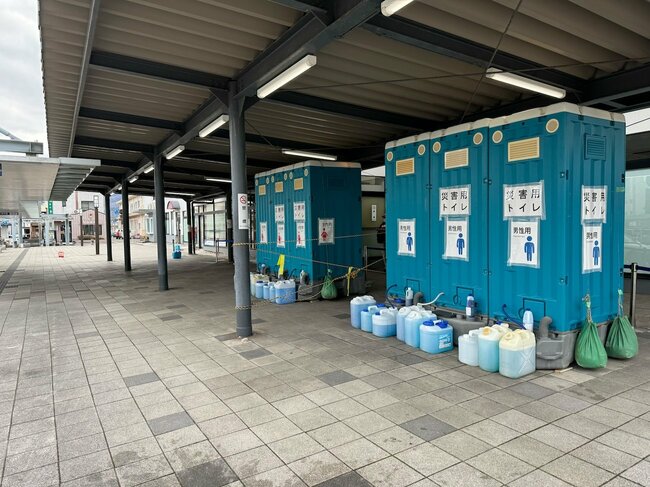 写真：七尾駅前の簡易トイレ