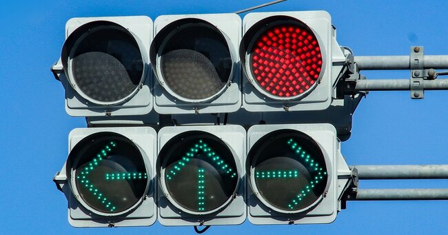 赤信号なのに「全方向に矢印点灯」はなぜ？→識者が教える「青信号との
