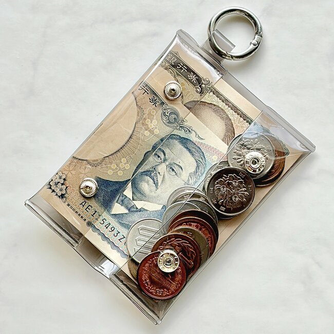 【ダイソー】まとめ買いして正解でした！お札も入る「ぺたんこコインポーチ」カギも一緒に持ち歩けて天才！《購入レビュー》