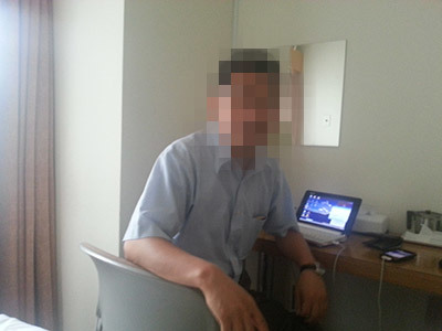 起業したものの、生活は苦しい山下さん。出張中のビジネスホテルで。