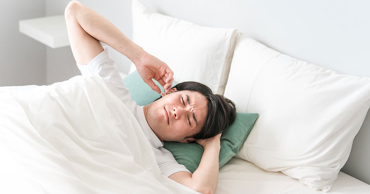 【爆睡のカギ】「そりゃ疲れもとれないわ…」朝がつらい人がやっている“まくらのNG位置”とは?