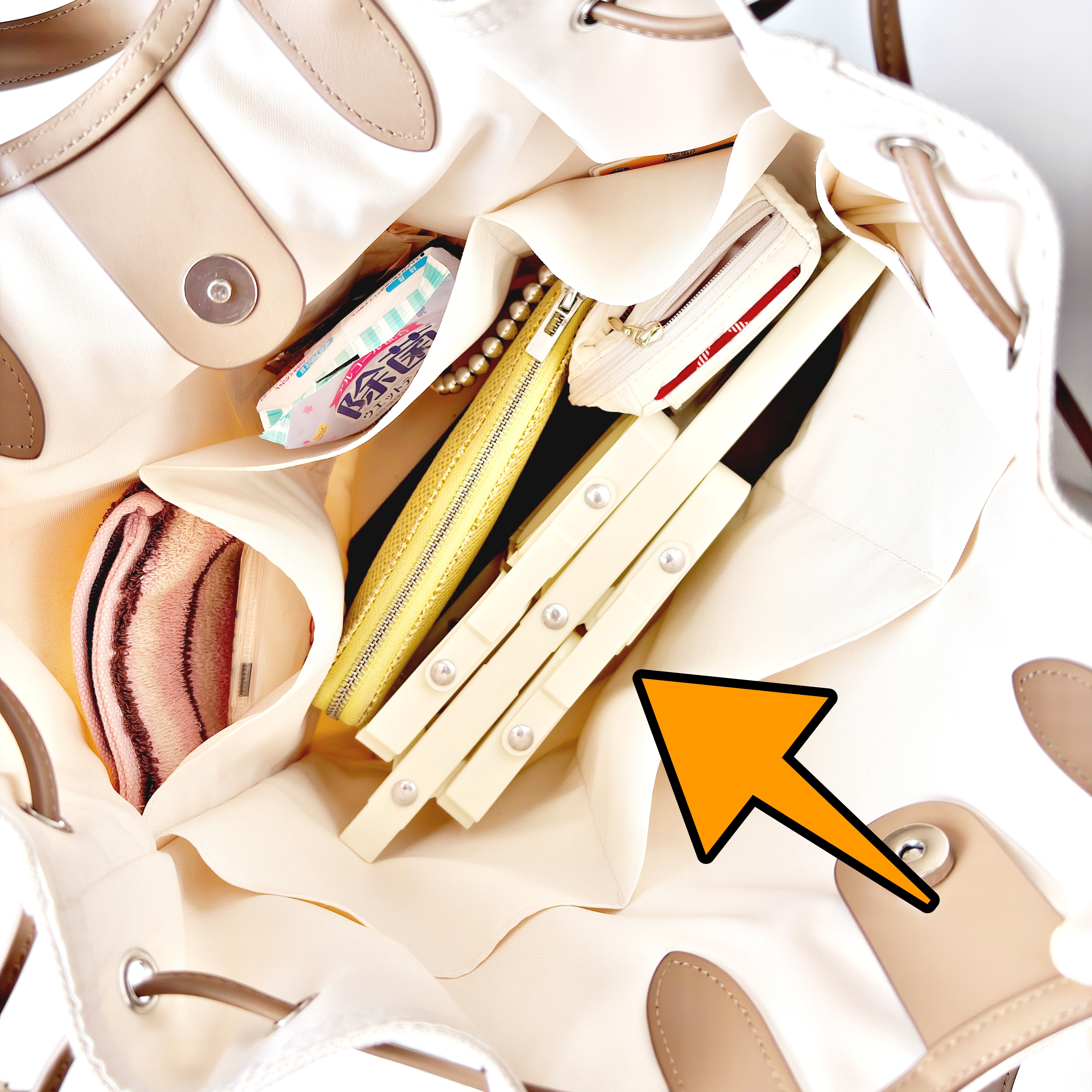 「スタバの店員さんに褒められました」3COINSの“天才ドリンクホルダー”便利すぎて毎日持ち歩きたい！「迷わず購入しました」「これでスタバが楽になります」