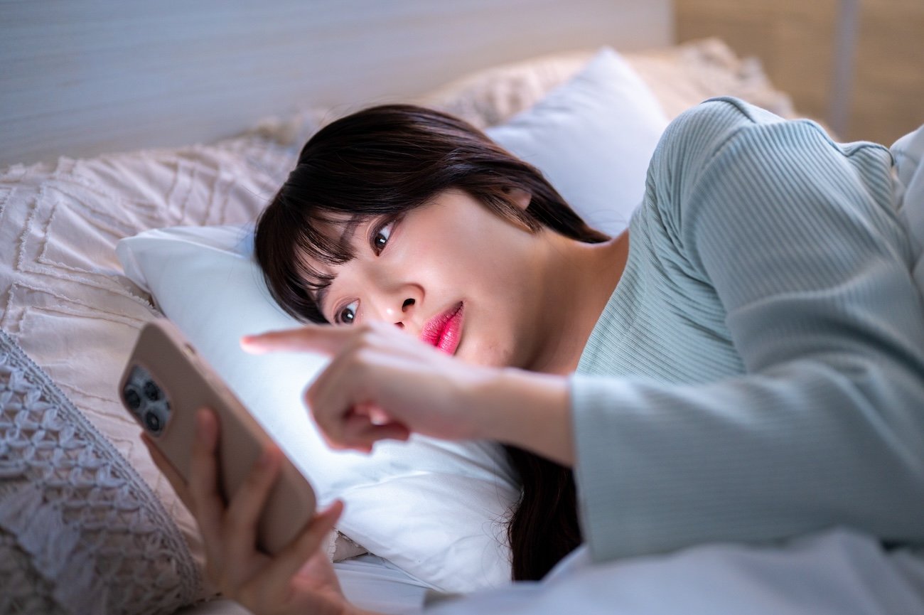 なぜ私たちはスマホばかり見てしまうのか？