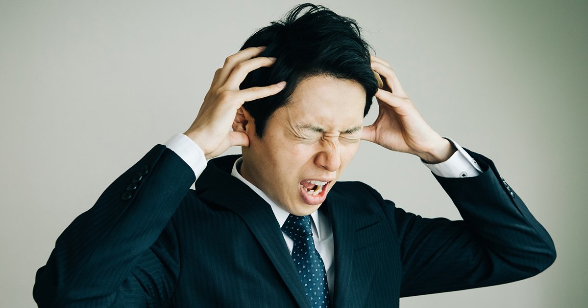 頭を抱えるビジネスマン