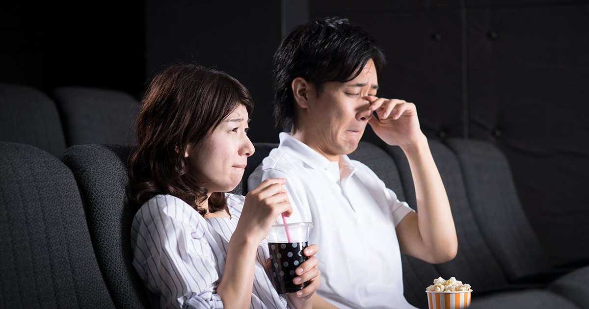 映画館で泣いている男女