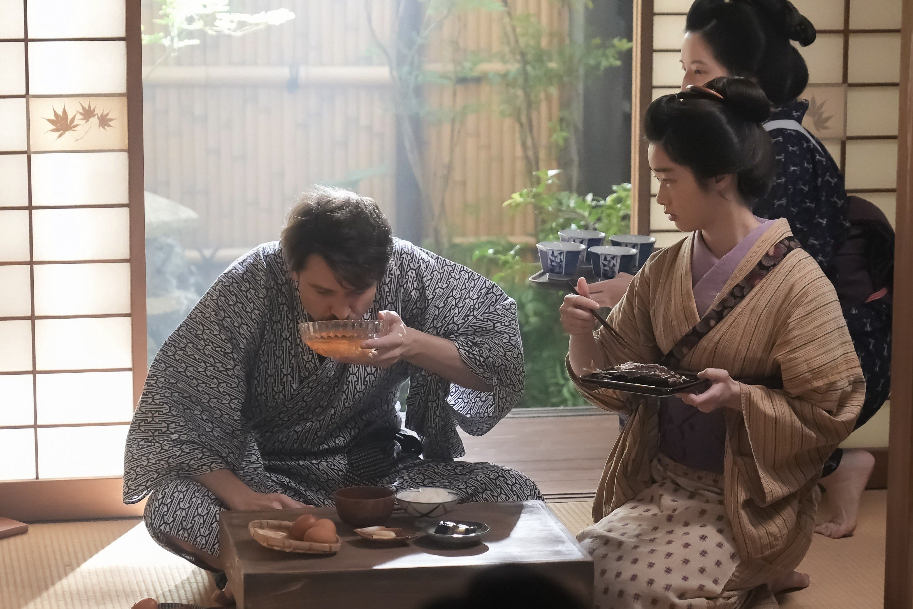 司之介(岡部たかし)、ぼったくりすぎでしょ…「牛乳1本20銭」でカモにされっぱなしのヘブン〈ばけばけ第23回〉