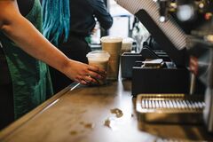 スタバ新CEO始動、バリスタ資格も取得