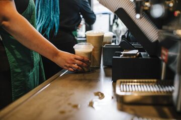スタバ新CEO始動、バリスタ資格も取得