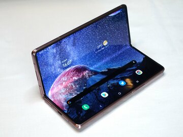 折りたたみの進化を検証！ 「Galaxy Z Fold2」を初代Galaxy Foldと比較した
