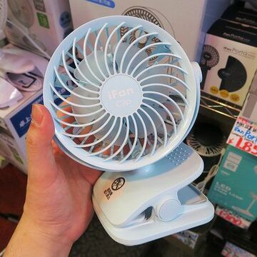首元に爆風を送り込んでくれる、バッテリー内蔵のモバイル扇風機