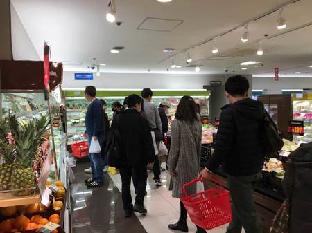 今も大勢が買い物している東京のスーパー