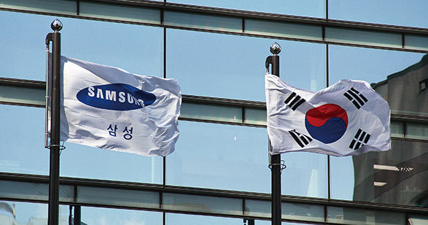 風にたなびくサムスンと韓国の旗