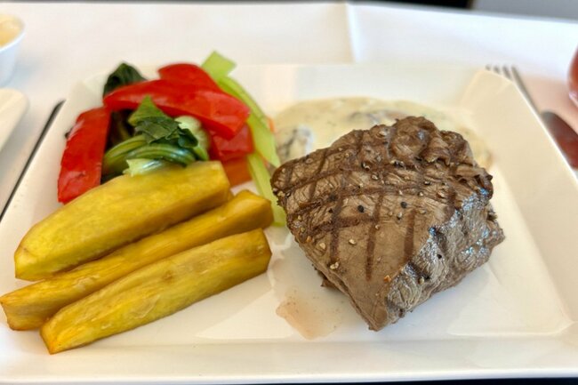 メインの肉厚なテンダーロインステーキ