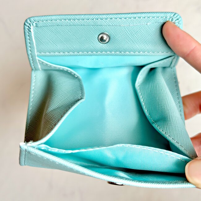 「色違いで2つ購入」3COINSの“ぺたんこ財布”コンパクトなのにカードが15枚入った！「薄くて軽い」「小さいカバンでも全然入る」