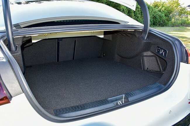 メルセデスAMG E53ハイブリッド4マチック＋エディションナイトカーボン（PHEV）荷室