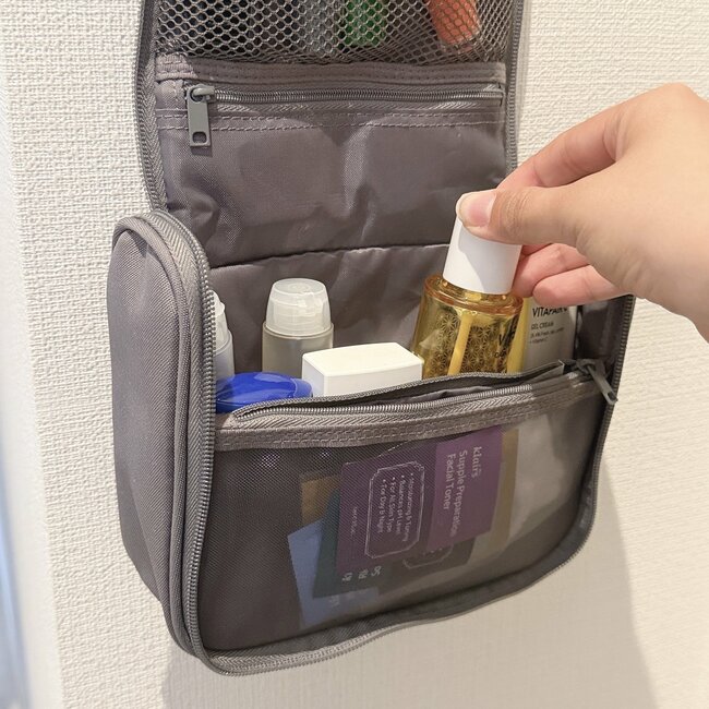 「一度使うと手放せない」「家族全員が愛用中」無印良品の“大容量ポーチ”スキンケアやコスメがたっぷり入って優秀！「旅行の必需品」