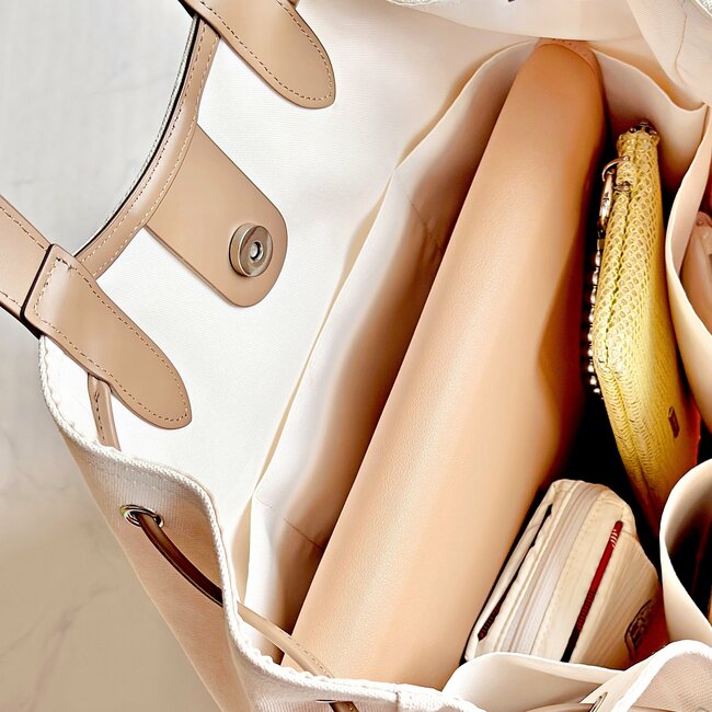 お薬手帳や処方薬がまるっと入る！3COINSの“ポケットたくさん収納ケース”通院グッズ入れにピッタリ！「迷わず購入しました」「収納力があり実用性バツグン」