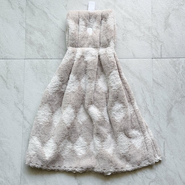 思わずまとめ買いした！ダイソー姉妹店の「ドレスの形をしたタオル」が掛けておくだけで可愛い！洗面所が一気に華やかになりました！