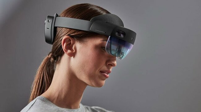 単体で機能するMicrosoftのHoloLensはゴーグル型に近い形状だが、パススルー映像ではない実際の情景にコンピュータが生成したグラフィックスを重ねて表示するスマートグラスに近い成り立ちの製品であった