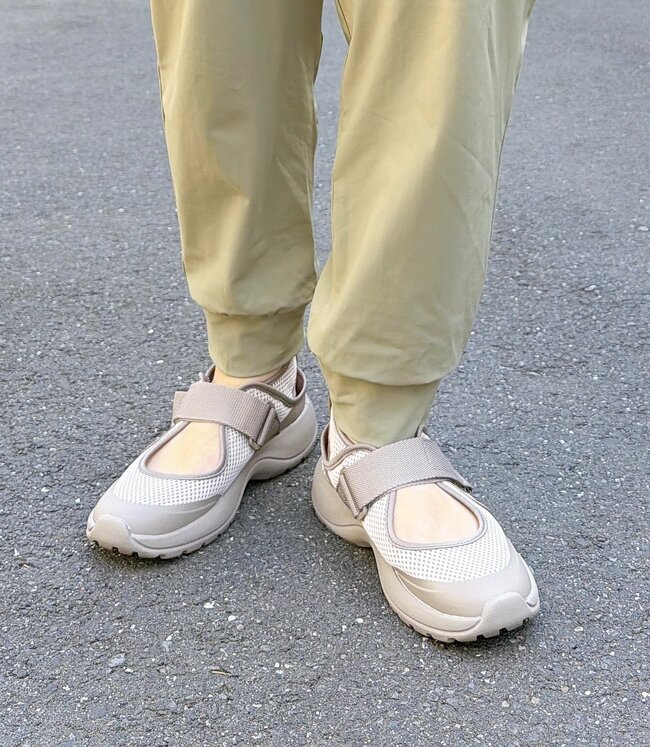 「1万歩ほど歩いても疲れにくい!」無印良品の“スニーカーみたいなサンダル”が快適すぎる…!「軽くて履きやすい」「メッシュなので涼しい」