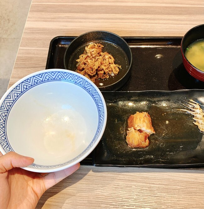 「大盛3杯食べちゃいました」吉野家の“肉と魚のダブル定食”ご飯おかわり無料なのが嬉しい！「おばあちゃんの味がする」「懐かしくて泣けてきた」《実食レビュー》
