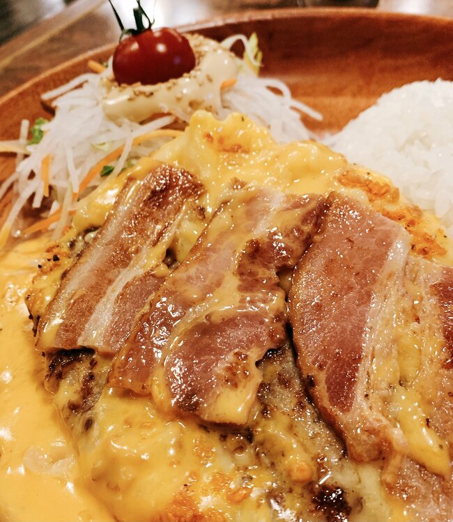 「チーズの量がやばい」「すごいボリューム」びっくりドンキーの“1300kcal超えメニュー”背徳感がスゴすぎる！「ギルティな味でめちゃ美味しかった」