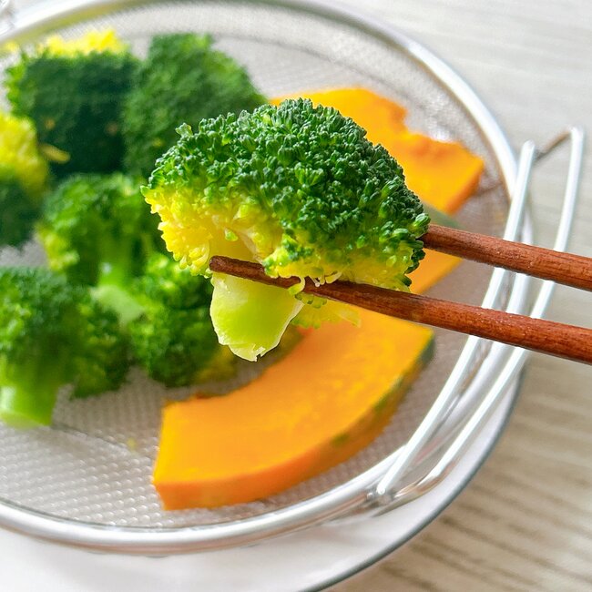 「レンチンよりはるかに美味しい」カインズの“天才キッチングッズ”蒸し料理がめっちゃラクに作れる!「使い勝手が最高」「手入れが簡単」