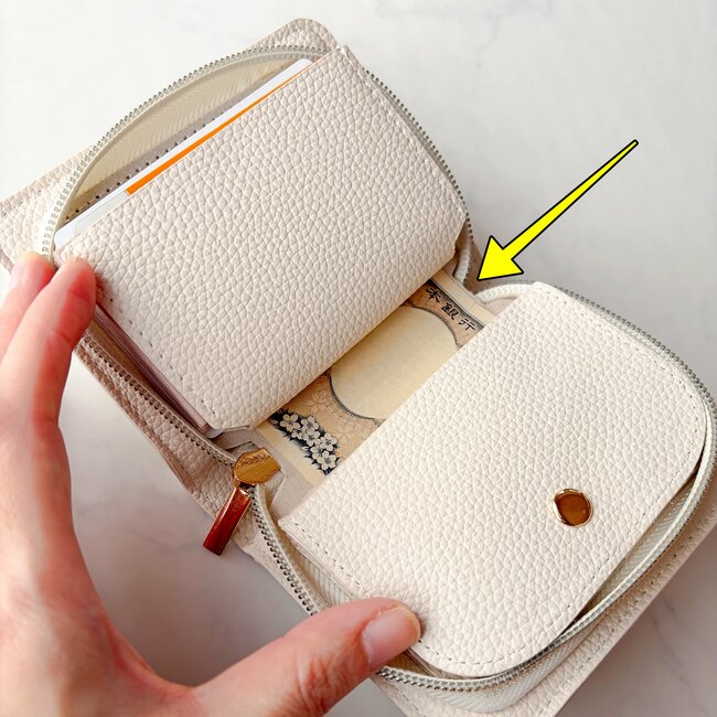 カードや診察券が30枚入った…!3COINSの“ガバッと開くカードケース”現金もカギも収納できて優秀!「見やすく取り出しやすい」「色違いで2色購入」