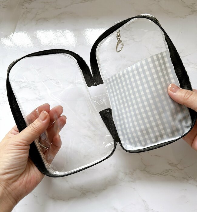 お薬が100錠も入った!ダイソーの「ガバッと開くポーチ」おくすり手帳もジャストフィットで便利!《購入レビュー》