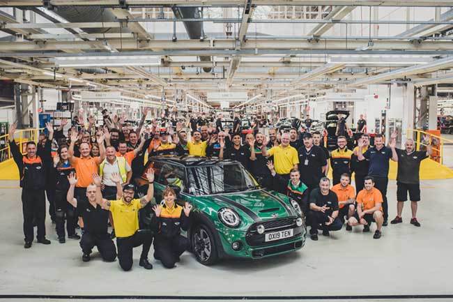 オックスフォード工場で通算1000万台生産 完成車とともに喜ぶ生産スタッフたち