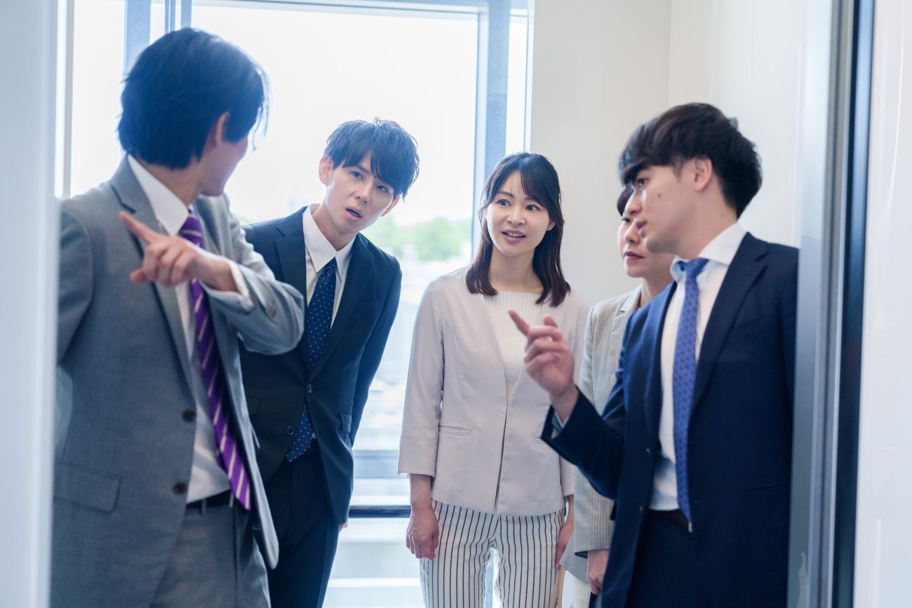 日本人が過剰に気にする「エレベーターのボタン係」が、外国では「謎マナー」と揶揄されるワケ