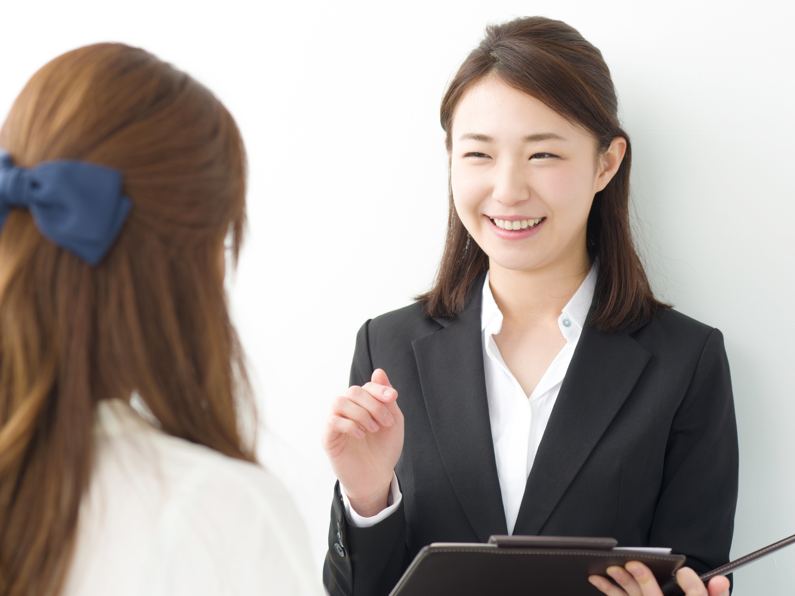 シーンとした職場でも、朝のあいさつはハキハキとするべきか?