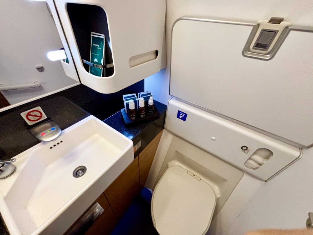 手洗いの洗面台は広く、アメニティが充実しウェットティッシュが置かれる