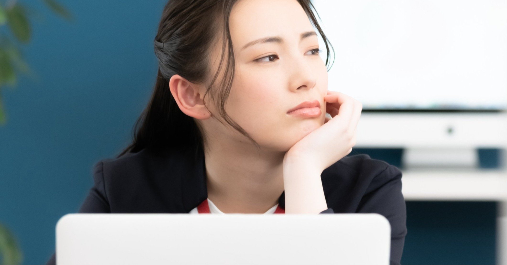 無気力な表情の女性