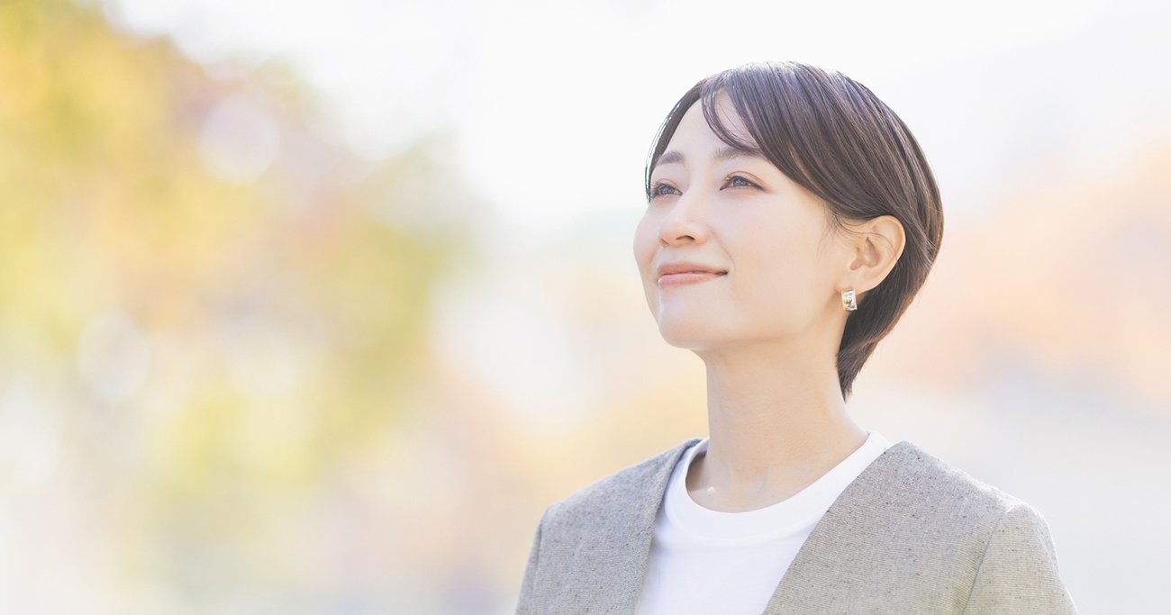 上を見上げる女性