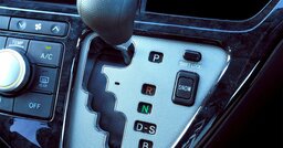 オートマ車の信号待ちで「ニュートラル」にする人が知らない事実〈再配信〉