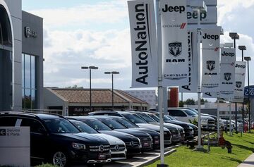 自動車価格の下落を待つ投資家